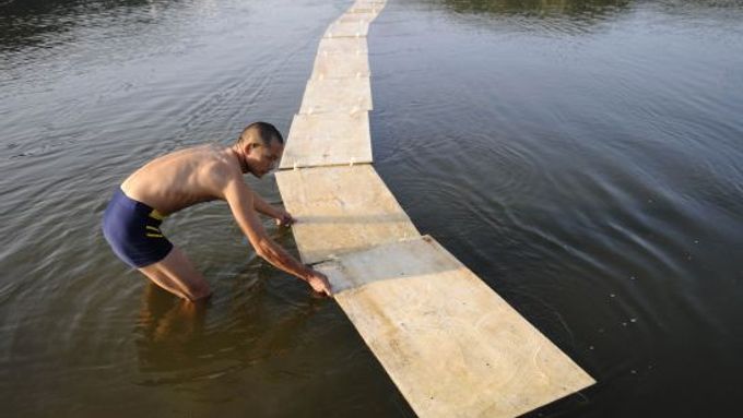 Čínský mnich uběhl po vodě 18 metrů