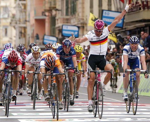 Starší snímek z dojezdu Milán-San Remo je z roku 2004, kdy zvítězil Oscar Freire.
