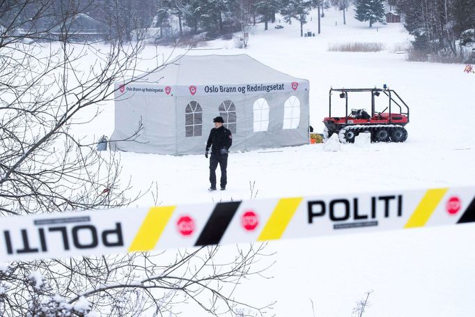 Před rokem policie prohledávala také jezírko u domu Hagenových.