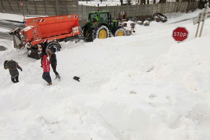 A snowplough clears the road in Tilloy lez Cambrai , northern France, March 12, 2013 as winter weather with snow and freezing temperatures returns to France. REUTERS/Pascal Rossignol (FRANCE - Tags: TRANSPORT ENVIRONMENT) Published: Bře. 12, 2013, 4:28 odp.