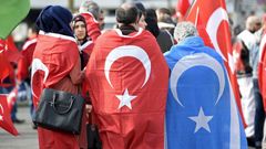 Turecko vlajka File photo of pro-Turkish protesters wearing Turkish flags taking part in a demonstration in Hamburg