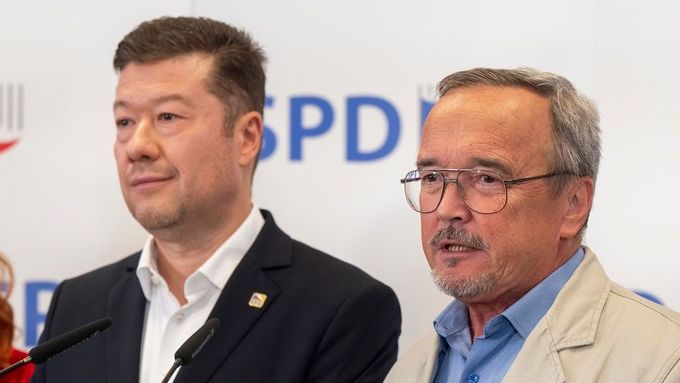 Tady byli ještě na jedné lodi: Předseda SPD Tomio Okamura a dnes již bývalý poslanec SPD Jiří Kobza v roce 2024.