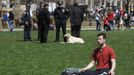 A man meditates in Copley Square Park as police officers congregate behind him after Boylston Street reopened to the public for the first time since the Boston Marathon bombings in Boston, Massachusetts April 24, 2013. REUTERS/Jessica Rinaldi (UNITED STATES - Tags: CRIME LAW CIVIL UNREST) Published: Dub. 24, 2013, 7:08 odp.