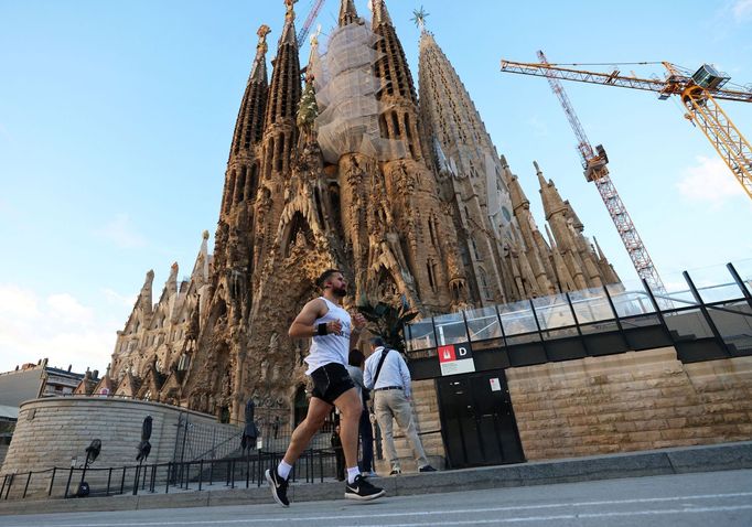 Mike Humphreys se rozhodl za 30 dní uběhnout 30 maratonů ve 30 různých zeních