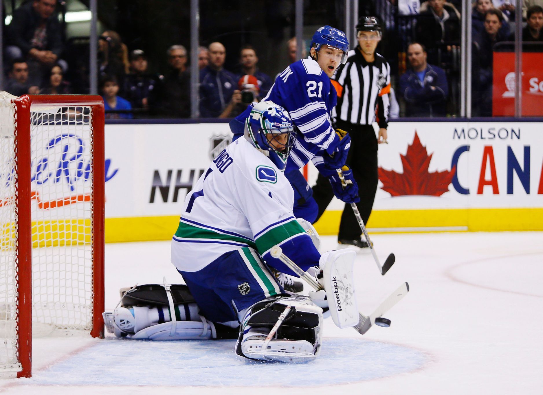 NHL: Vancouver Canucks vs Toronto Maple Leafs (Rimesdyk a Luongo)