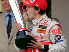 Fernando Alonso líbá trofejpro vítěze Velké ceny Monaka F1.
