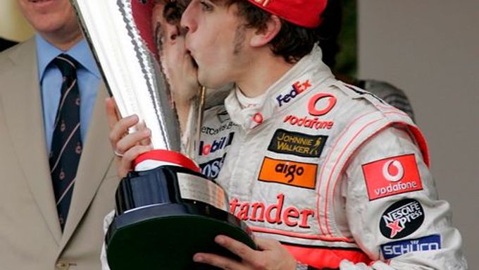 Fernando Alonso líbá trofejpro vítěze Velké ceny Monaka F1.