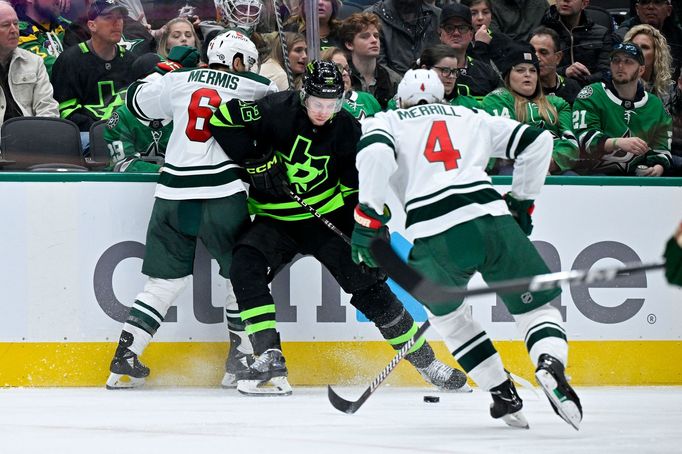 Útočník Dallasu Radek Faksa v sevření protivníků z Minnesoty