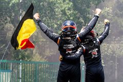 Světovou premiéru rallye v Belgii plnou bouraček ovládl domácí hrdina Neuville