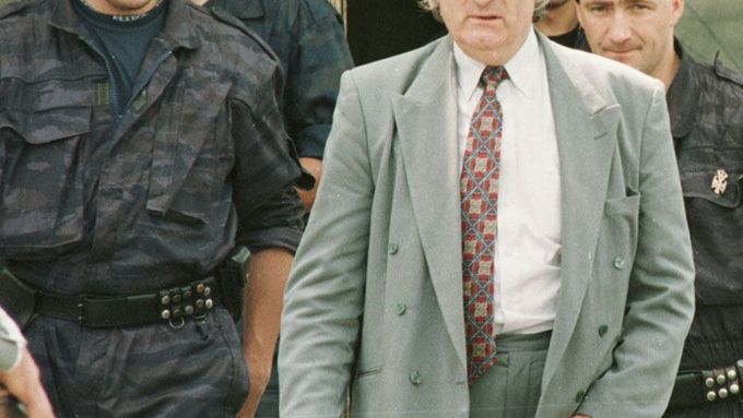 Karadžič (na snímku z první poloviny 90.let) čelí obviněním z genocidy