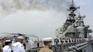 U.S. Marine Corps and navy personnel stand at the rails of the USS Wasp during its entry into the New York Harbor for Fleet Week May 23, 2012. REUTERS/Keith Bedford (UNITED STATES - Tags: MILITARY SOCIETY MARITIME) Published: Kvě. 23, 2012, 7:38 odp.