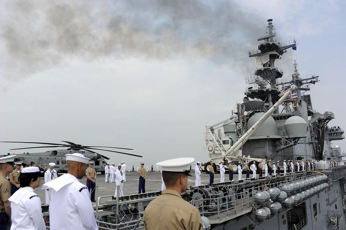 U.S. Marine Corps and navy personnel stand at the rails of the USS Wasp during its entry into the New York Harbor for Fleet Week May 23, 2012. REUTERS/Keith Bedford (UNITED STATES - Tags: MILITARY SOCIETY MARITIME) Published: Kvě. 23, 2012, 7:38 odp.