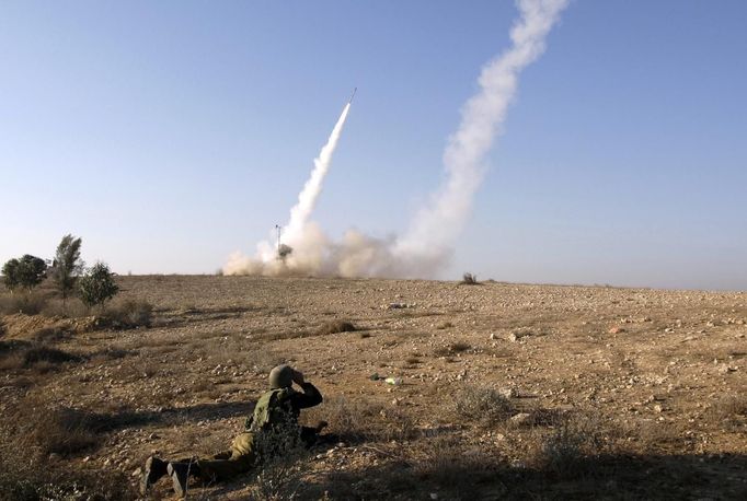 An Israeli soldier watches as an Iron Dome launcher fires an interceptor rocket near the southern city of Beersheba November 15, 2012. Israel exchanged the fiercest fire with Hamas in years after assassinating its military mastermind and threatening a wider offensive in the Gaza Strip to stem Palestinian rocket salvoes. REUTERS/Baz Ratner (ISRAEL - Tags: CIVIL UNREST MILITARY TPX IMAGES OF THE DAY) Published: Lis. 15, 2012, 6:56 dop.