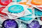 Shořel i za tvé statusy na fejsíčku? Výrobce kondomů čelí kritice za odkaz na Palacha