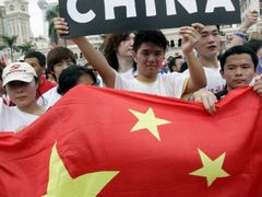 Skupina Číňanů dnes nadšeně vítala olympijskou pochodeň v malajsijském Kuala Lumpuru.