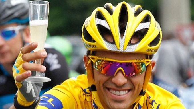 Předčasná oslava. Alberto Contador slaví v průběhu poslední etapy letošní Tour de France svůj třetí triumf ve slavném závodě. Tou dobou už laboratoř v Kolíně nad Rýnem zkoumala vzorek jeho moči, v němž nalezla anabolickou látku clenbuterol
