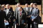 Hned po jmenování odjeli členové nové vlády autobusem firmy Vega Tour z Pražského hradu do Strakovy akademie. Se stejnou firmou jeli k moři hrdinové letos úspěšného filmu Účastníci zájezdu.