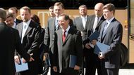 Hned po jmenování odjeli členové nové vlády autobusem firmy Vega Tour z Pražského hradu do Strakovy akademie. Se stejnou firmou jeli k moři hrdinové letos úspěšného filmu Účastníci zájezdu.