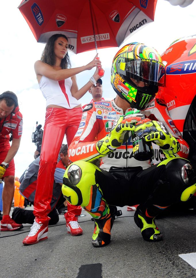 Motocyklový jezdec Valentino Rossi z Itálie na GP České republiky v Brně 2011.