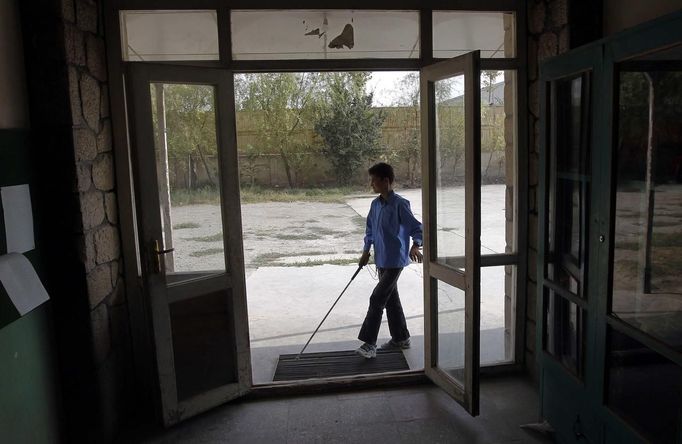 A blind student arrives for a lesson at the Kabul Blind School September 2, 2012. The Kabul Blind School was established in 1977 and has more than 187 students. It is the only school for the blind in Afghanistan. Picture taken on September 2, 2012. REUTERS/Omar Sobhani (AFGHANISTAN - Tags: SOCIETY EDUCATION HEALTH) Published: Zář. 6, 2012, 7:23 dop.