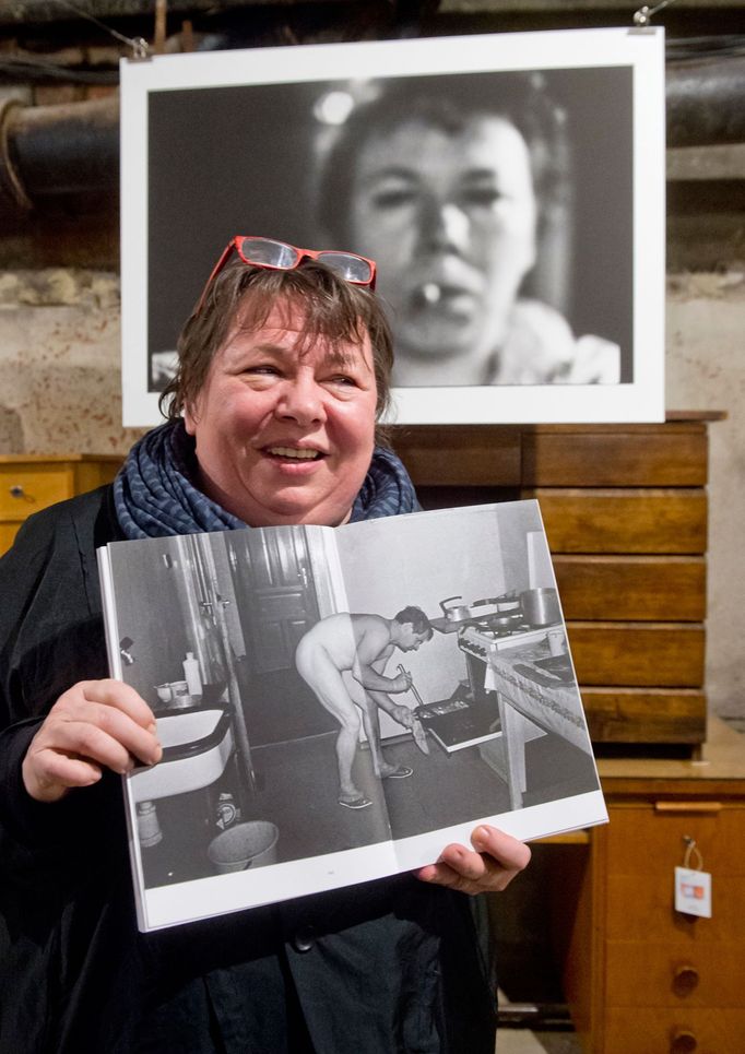 Libuše Jarcovjáková se svou knihou Černé roky.