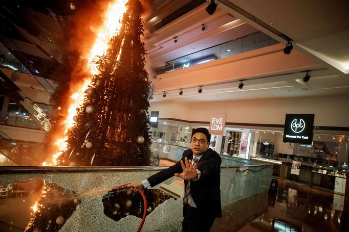 Snímky z loňských protestů v Hongkongu přinesly fotoreportérovi agentury Reuters prestižní Pulitzerovu cenu. 4. 5. 2020