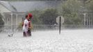 Residents of Mandeville walk through a flooded street as Hurricane Isaac passes through Mandeville, Louisiana, August 30, 2012. REUTERS/Jonathan Bachman (UNITED STATES - Tags: ENVIRONMENT DISASTER TPX IMAGES OF THE DAY) Published: Srp. 30, 2012, 10:13 odp.