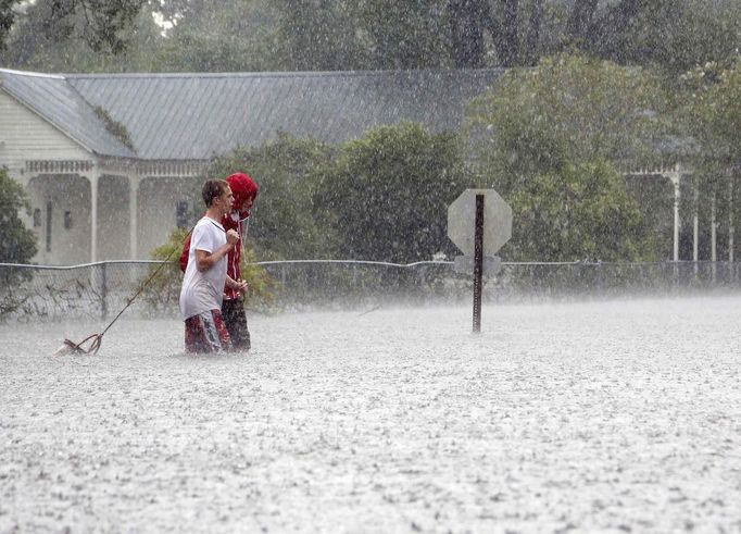 Residents of Mandeville walk through a flooded street as Hurricane Isaac passes through Mandeville, Louisiana, August 30, 2012. REUTERS/Jonathan Bachman (UNITED STATES - Tags: ENVIRONMENT DISASTER TPX IMAGES OF THE DAY) Published: Srp. 30, 2012, 10:13 odp.