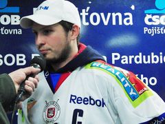 Hokejový útočník Pardubic Daniel Rákos přišel na tiskovku s kapitánským céčkem na hrudi. Půjčil si totiž dres od "šéfa" Petra Koukala.