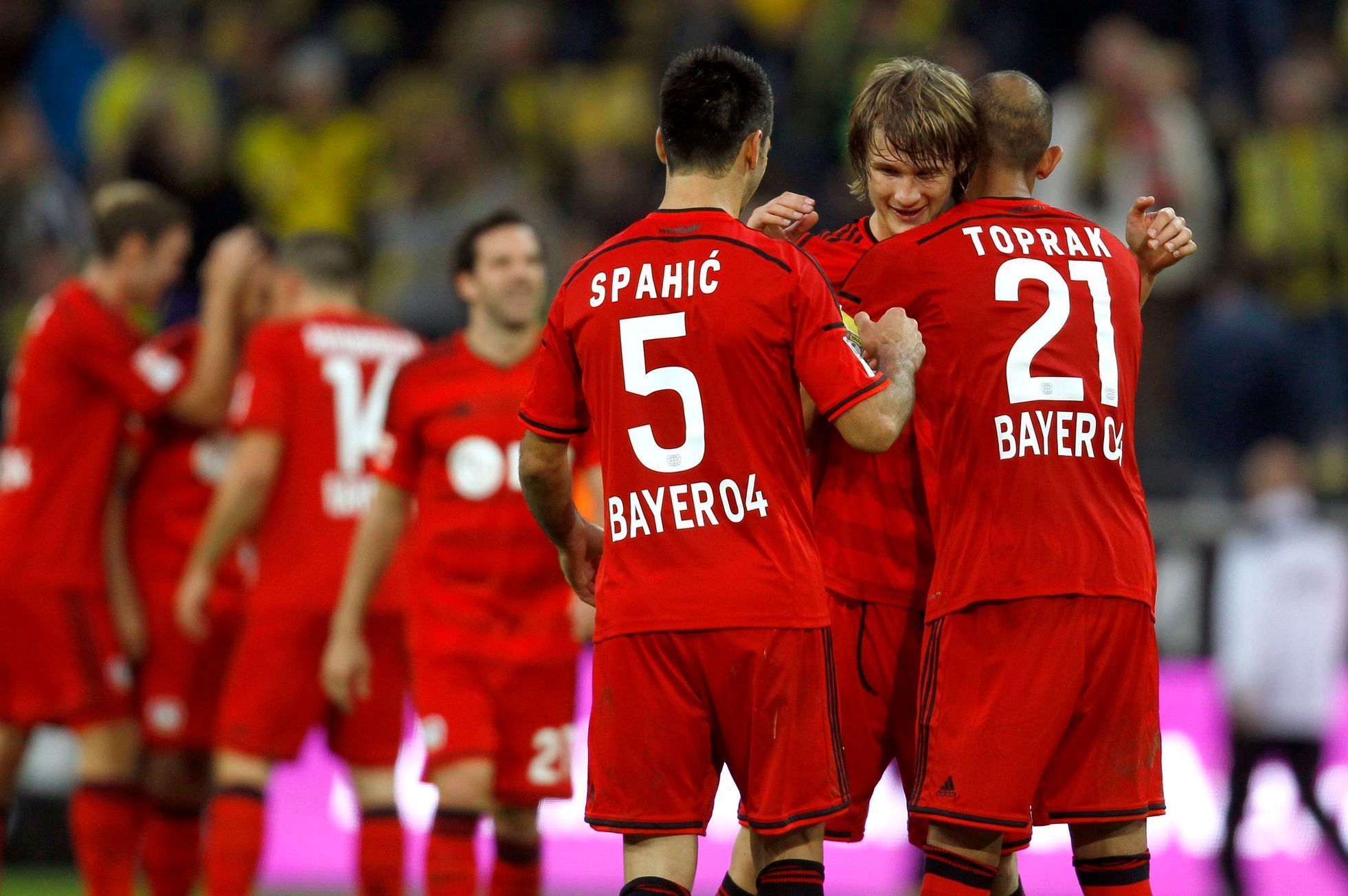 Hráči Bayeru Leverkusen slaví vítězství nad Dortmundem.