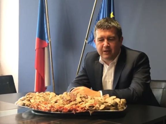 Snímek z videa, které na FB zveřejnil Jan Hamáček.