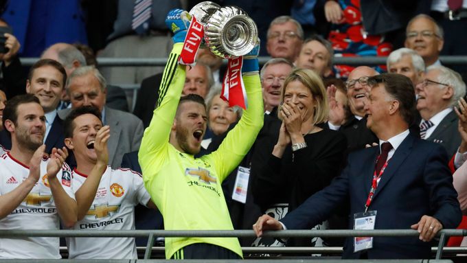 David de Gea s první trofejí, kterou United získali po odchodu Alexe Fergusona