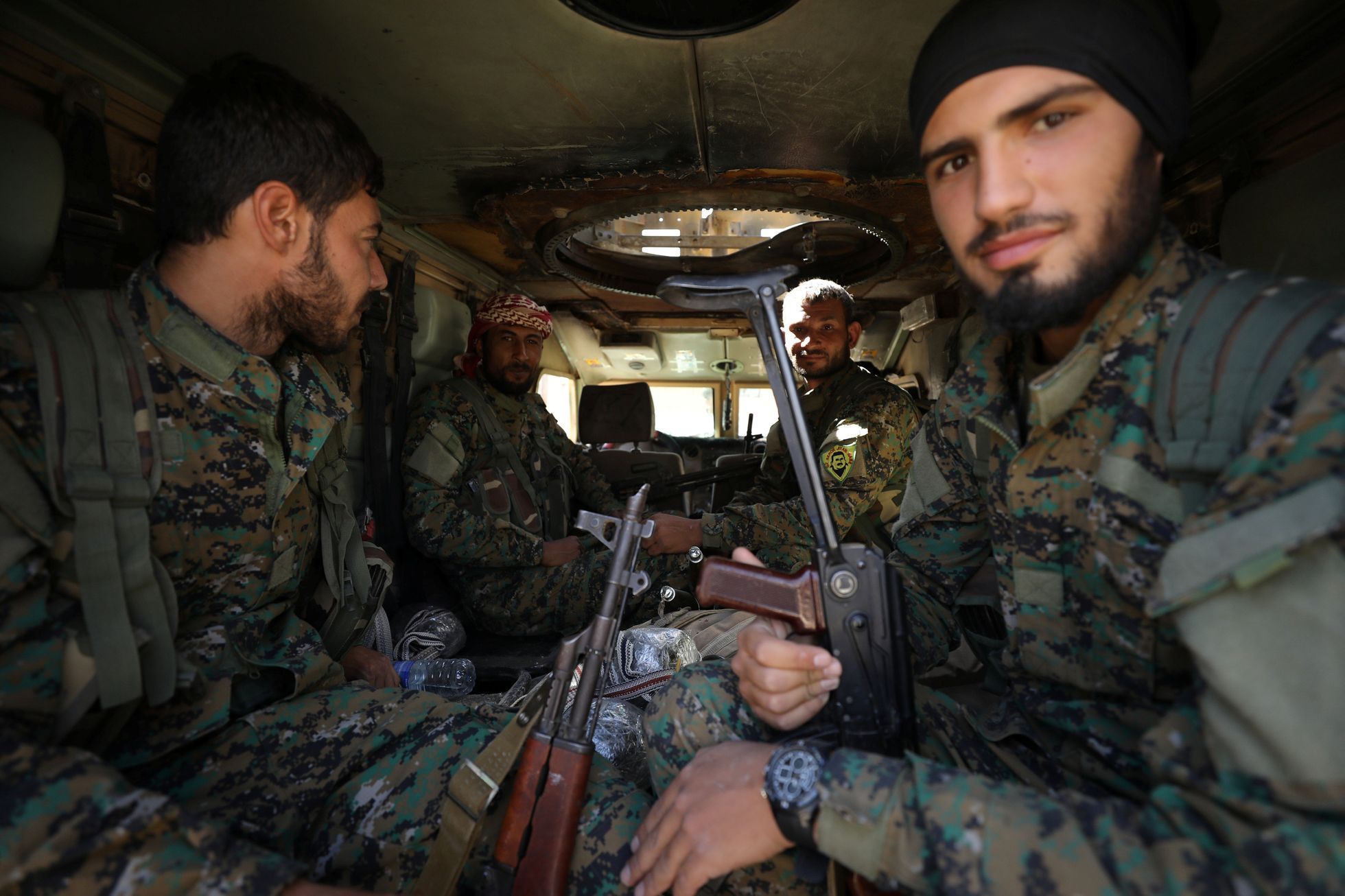 Vojáci Syrských demokratických sil (SDF) v transportéru v Rakce.