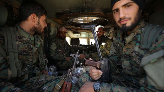 Koalice údajně odrážela rozsáhlý útok na své spojence z arabsko-kurdských milic SDF (na snímku).