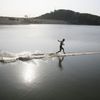Čínský mnich běhá po vodě