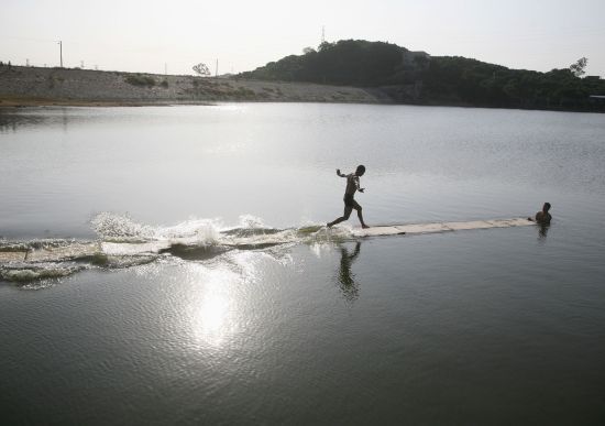 Čínský mnich běhá po vodě