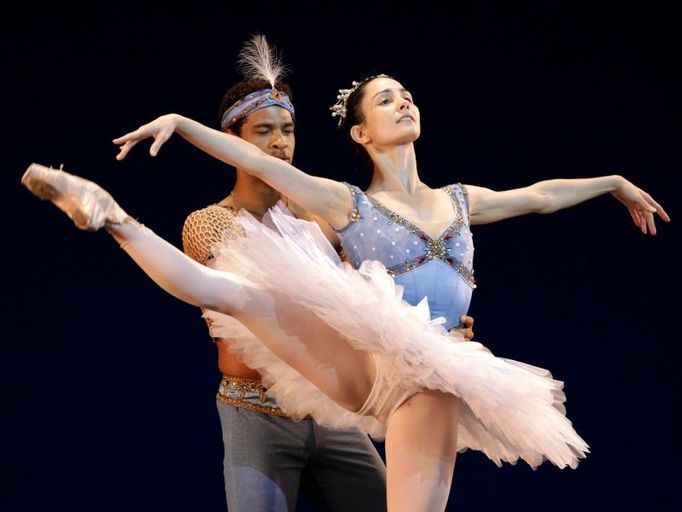 Tamara Rojová (vpravo) a Carlos Acosta.