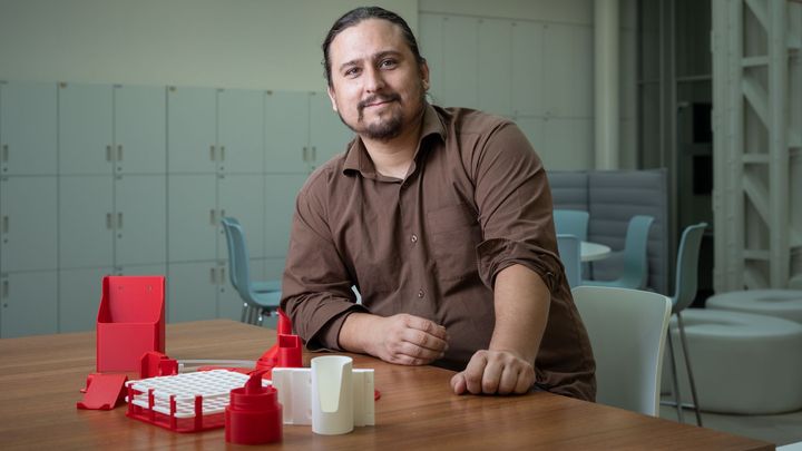 Místo nového stroje si vytisknou náhradní díl. Lékaři na misích se učí s 3D tiskem