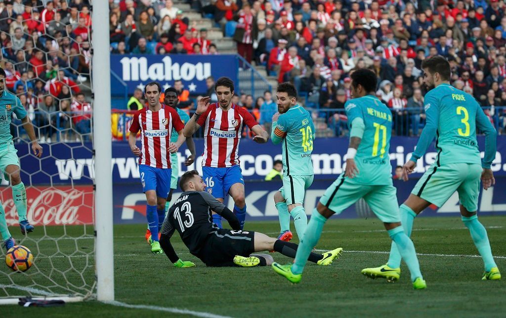 Lionel Messi dává rozhodující gól zápasu mezi Atléticem a Barcelonou