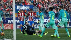 Lionel Messi dává rozhodující gól zápasu mezi Atléticem a Barcelonou