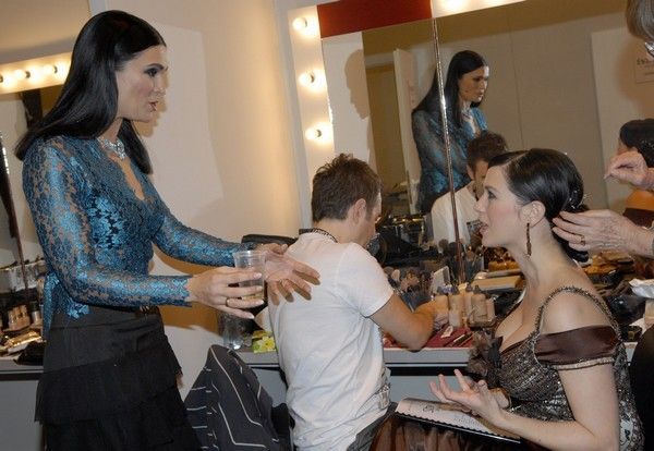 Při dolaďování účesů lze bez problémů klábosit...