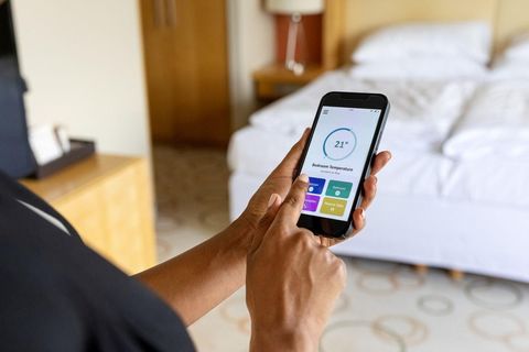 Češi zhasínají světla a snižují teplotu v místnostech. Přitom se dá ušetřit i jinak