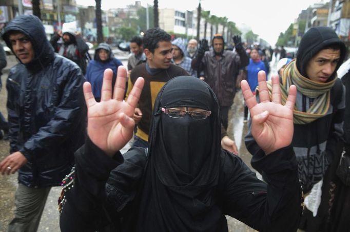 Protesty příznivců Muslimského bratrstva pokračují, policie ty větší rozhání.