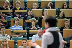Světový žebříček VŠ: z českých si nejlépe vede UK, polepšilo si ČVUT