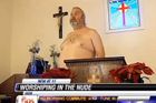 Nudistická církev věří v nahého Ježíše. Mše slouží bez šatů