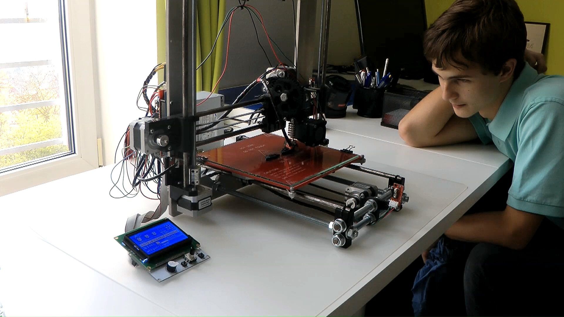 Geniální programátor Tomáš Veselý a jeho 3D tiskárna