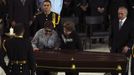 Brazil's President Dilma Roussef, Vice President Michel Temer (R) and Vera Lucia, wife of Oscar Niemeyer, attend Niemeyer's funeral at Planalt Palace in Brasilia December 6, 2012. Niemeyer, a towering patriarch of modern architecture who shaped the look of modern Brazil and whose inventive, curved designs left their mark on cities worldwide, died late on Wednesday. He was 104. Niemeyer had been battling kidney and stomach ailments in a Rio de Janeiro hospital since early November. His death was the result of a lung infection developed this week, the hospital said, little more than a week before he would have turned. REUTERS/Paulo Whitaker (BRAZIL - Tags: BUSINESS CONSTRUCTION OBITUARY POLITICS) Published: Pro. 6, 2012, 6:48 odp.