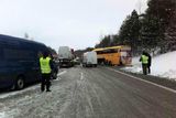 Účastníkem série nehod na zasněžené dálnici D1 byl i žlutý autobus Student Agency.