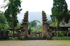 Bali rozčílil dánský turista sedící na svatyni. Nevhodného chování v chrámech přibývá