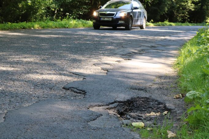 Většina výtluků je nyní v turistické sezoně opravená, občas se ale nějaký dá najít.